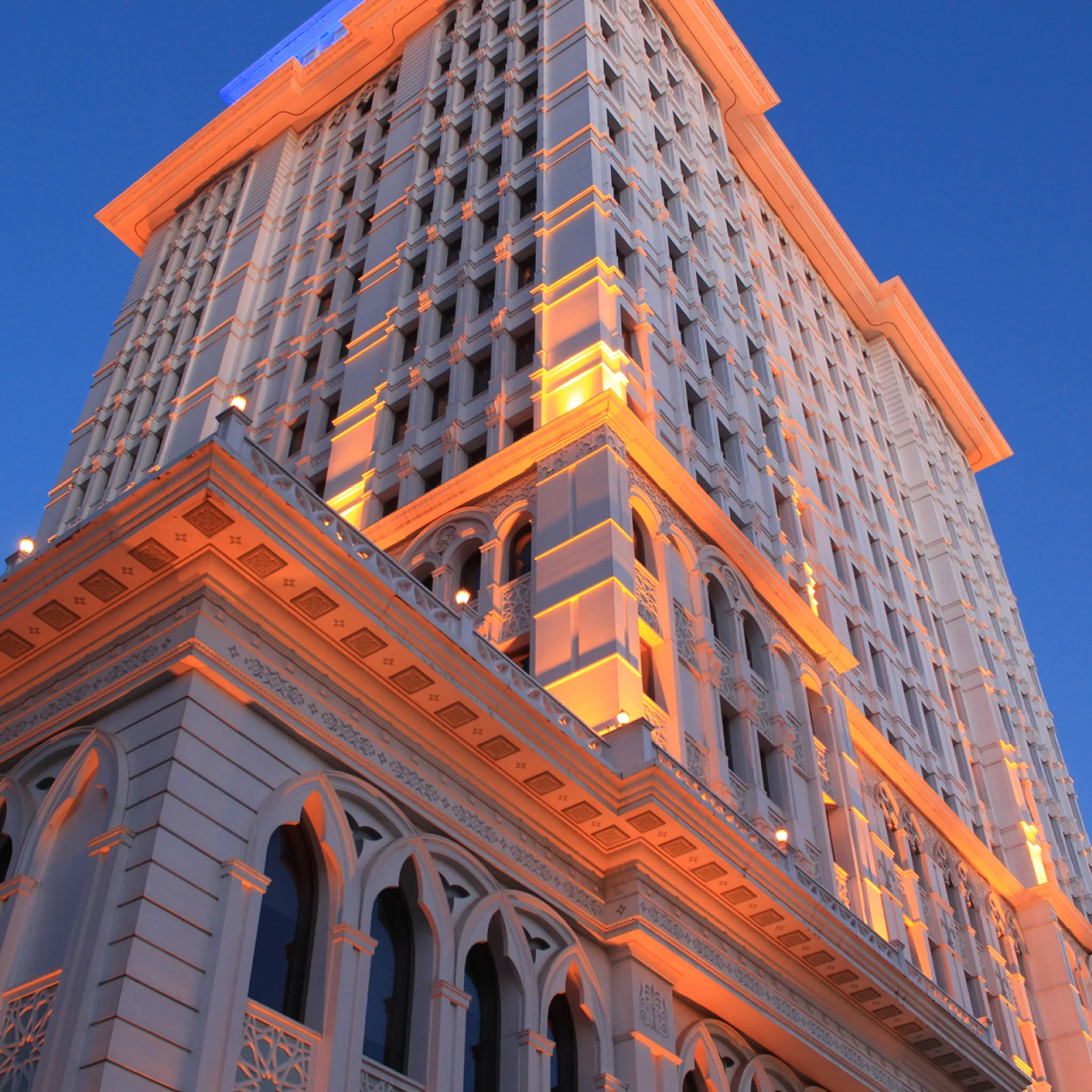 Meyra Palace Otel — gece görünüm